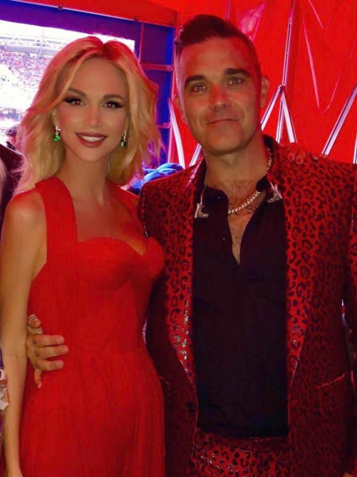  Victoria posed with Robbie Williams when he was in Russia to perform at the World Cup's opening ceremony