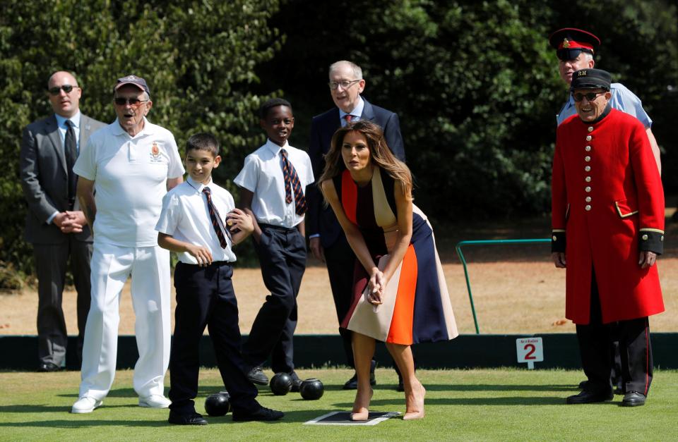  Melania Trump tried her hand at bowls today while Donald and Theresa were in talks at Chequers