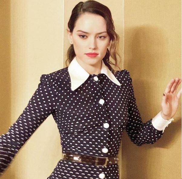  British actress Daisy Ridley is a fan of the retro-style and oversized white collar