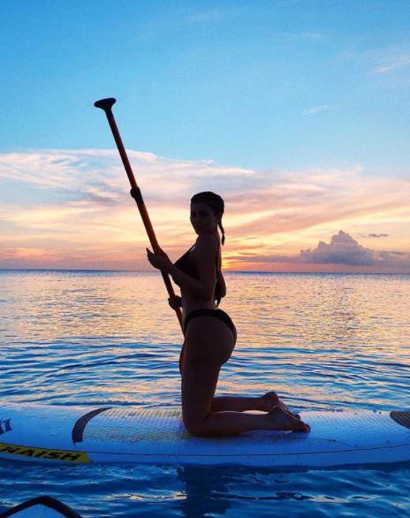  Kylie Jenner makes her straddle all the more Instagrammable with a pretty sunset