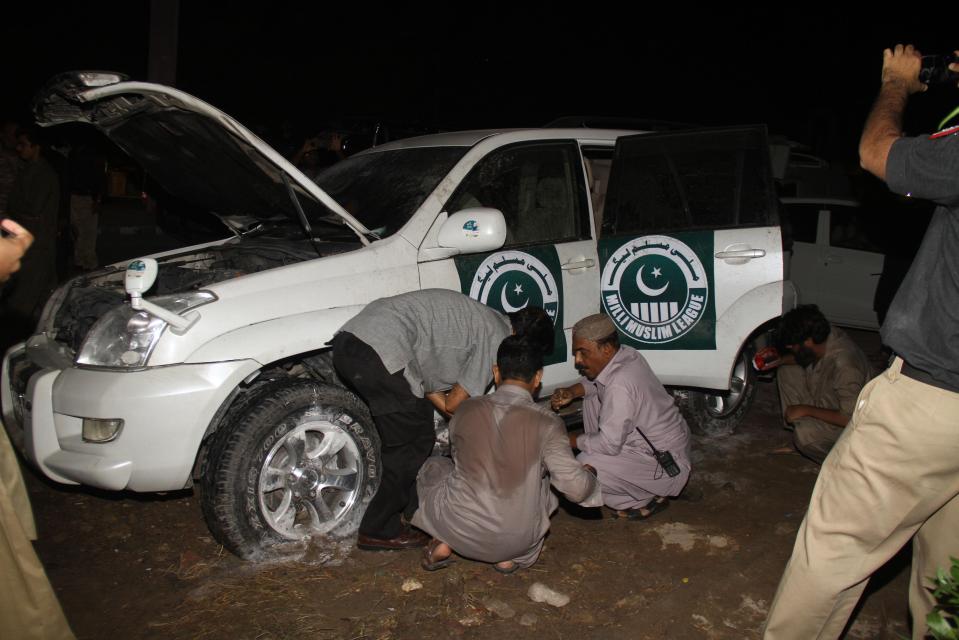  Bomb disposal squads inspect the scene of a hand grenade attack at the Mili Muslim League party in Hyderabad