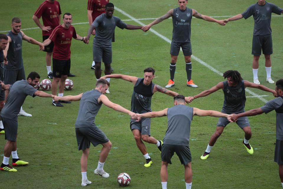  Arsenal boss Unai Emery gets his players doing light-hearted exercises