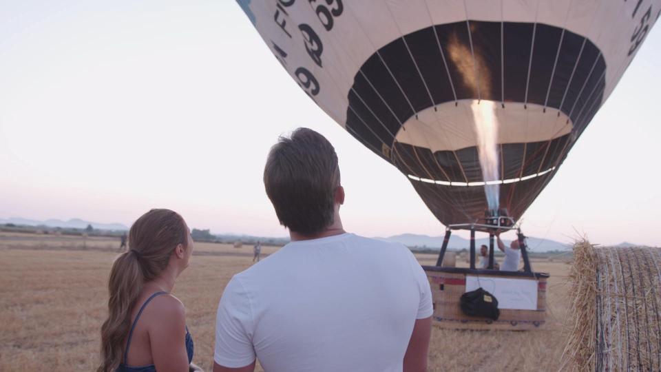  Dani and Jack have a romantic hot air balloon date