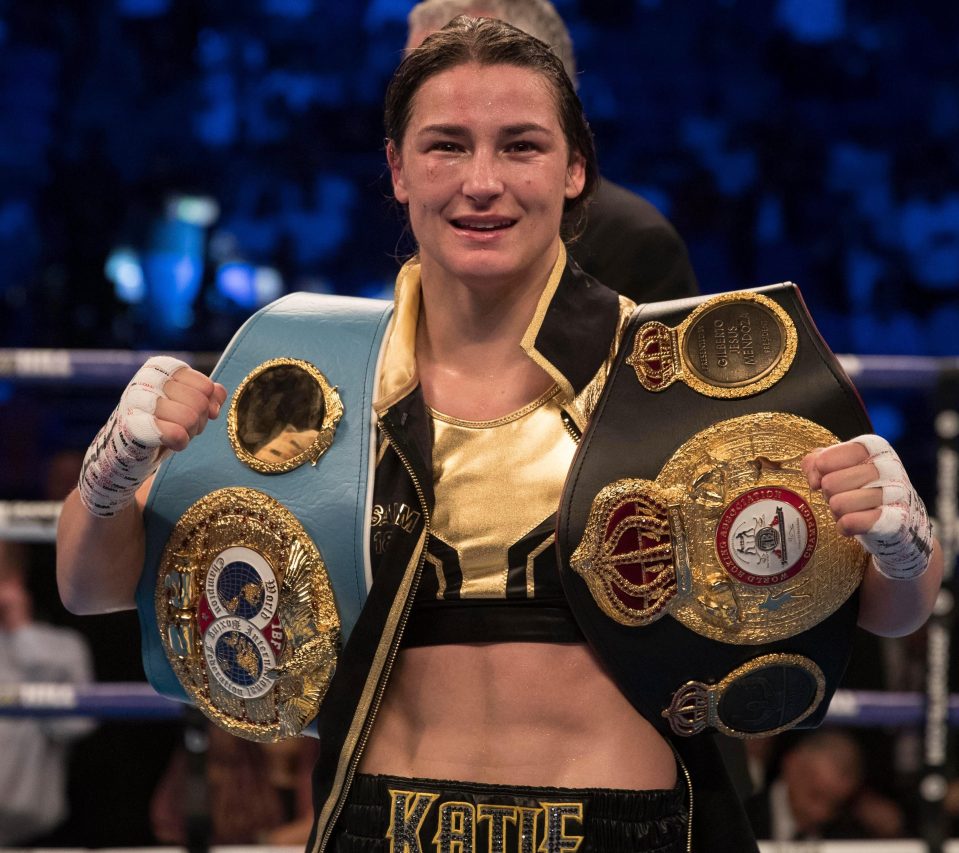  Katie Taylor retained her lightweight titles with a straightforward win