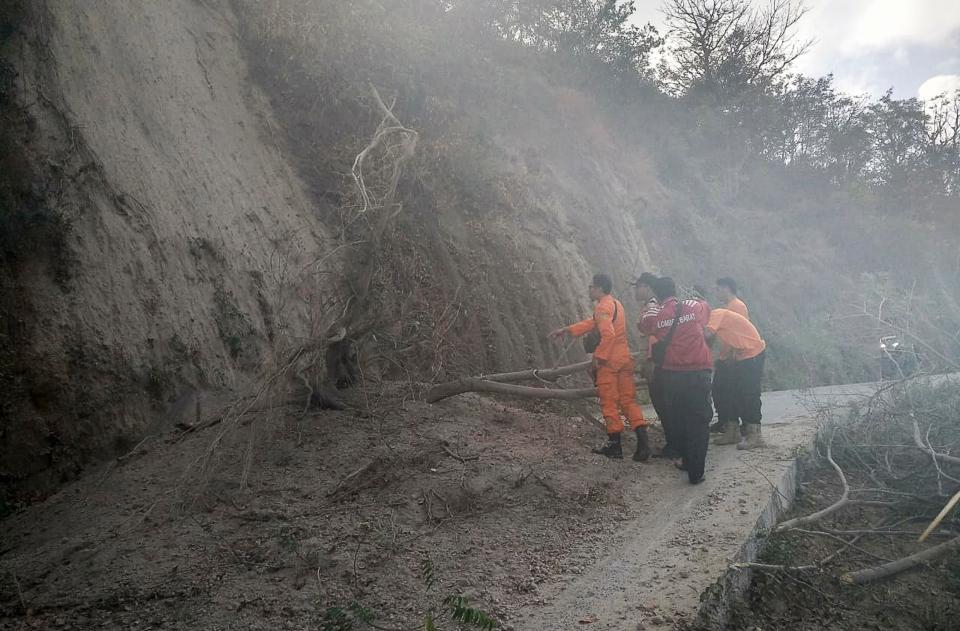  The shallow quake set off landslides on the rocky mountainside, blocking the normal pathways out