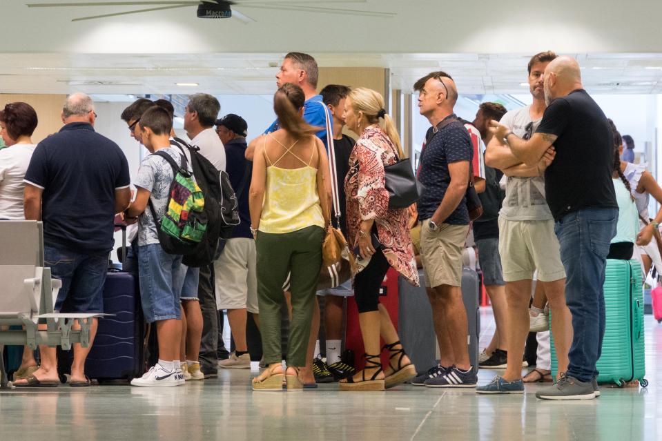  Several hundred British Airways passengers arrived from Alicante, Ibiza and Malaga an average of 18 hours late on Saturday