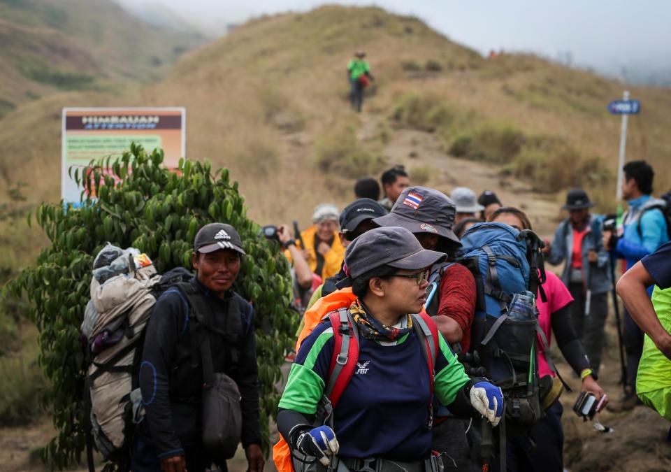  Locals and tourists evacuated from Mount Rinjani a day after the killer quake