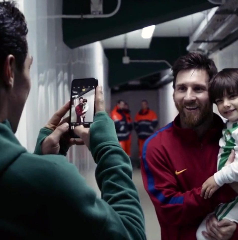  Proud dad Andres Guardado snaps the moment Maximo meets his idol Lionel Messi