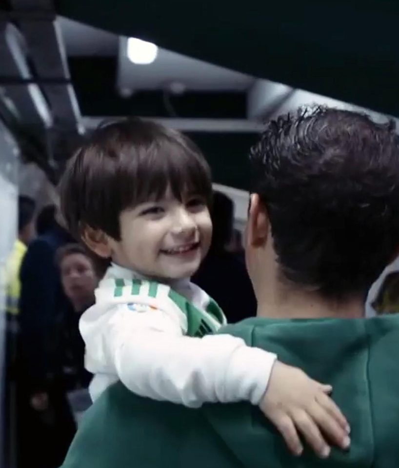  Andres Guardado and son Maximo enjoy a meeting that will live long in their hearts and minds