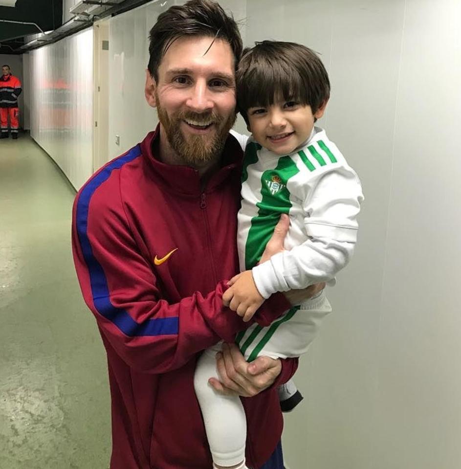  Maximo Guardado shares a smile with football legend Lionel Messi after Barca beat Real Betis 5-0