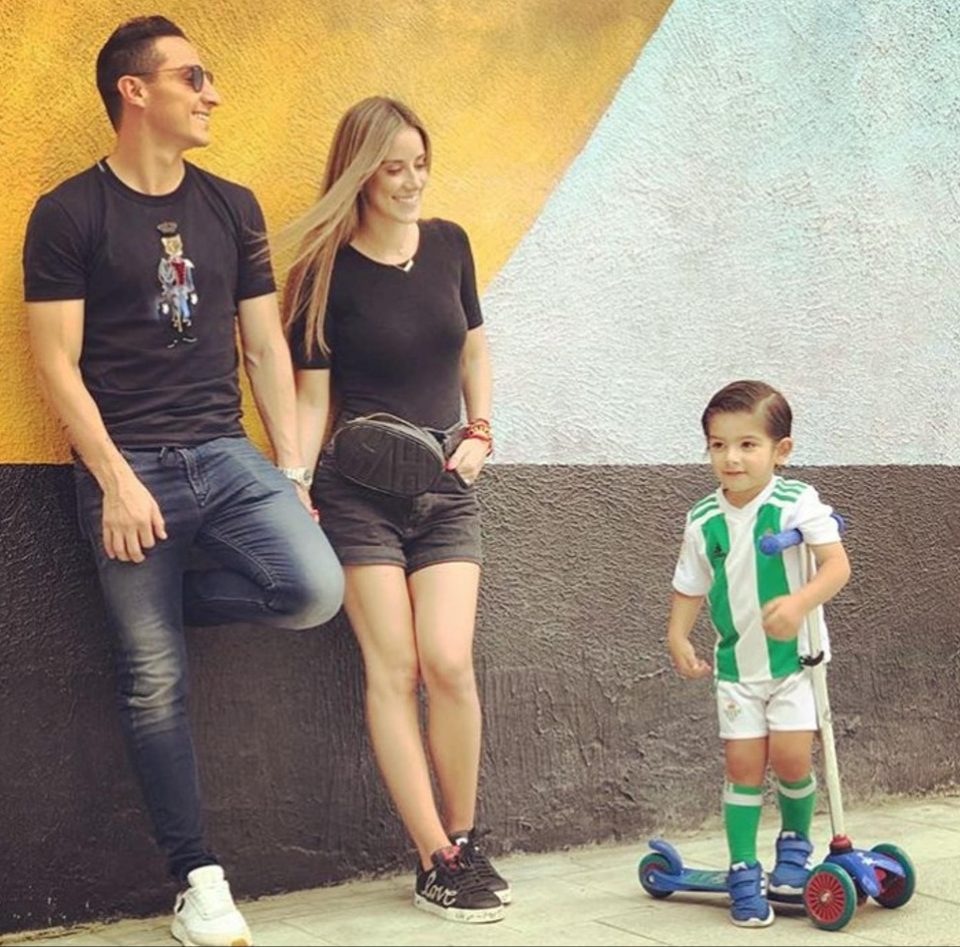  Sandra de la Vega, husband Andres Guardado and son Maximo enjoy some pre-season downtime