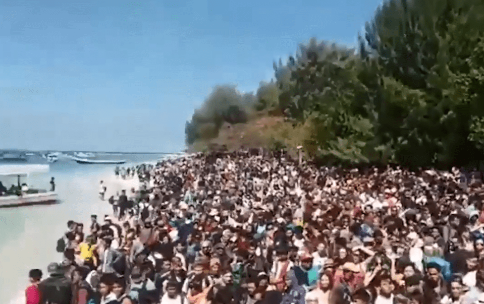  More than 1,000 tourists were stranded on Gili Trawangan in Dunkirk-style scenes after a magnitude-7 quake devastated much of the party island