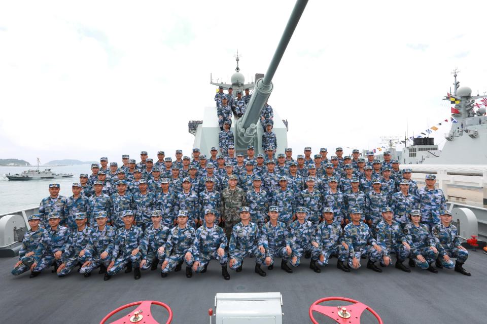  Chinese President Xi Jinping poses for a group photo on the destroyer Changsha as he reviews a military display of Chinese People's Liberation Army (PLA) Navy in the South China Sea