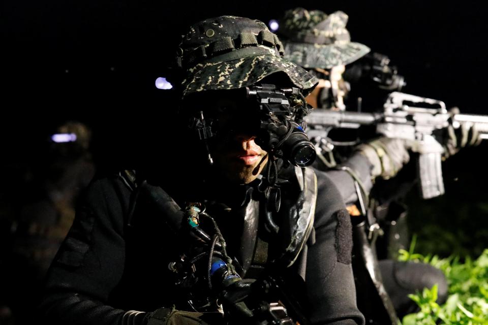  Taiwanese Marine from Underwater Demolition Company, Amphibious Reconnaissance Patrol Unit (ARP), take part in a night-time landing training