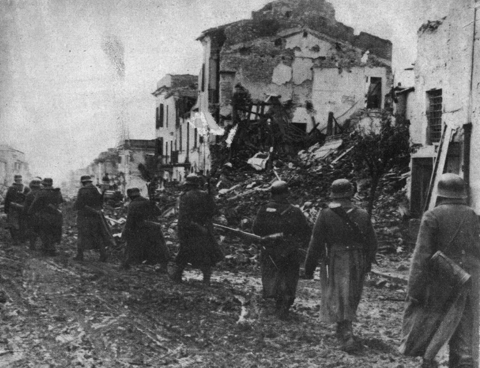  Nazi soldiers in a devastated Italian town during WW2 in 1944