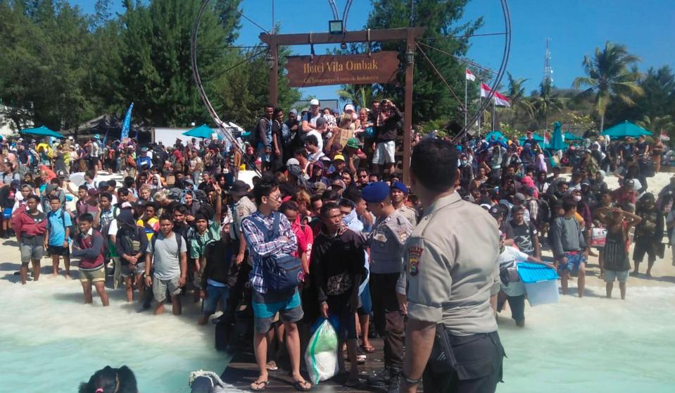  An Indonesia Water Police handout shows hundreds of people fleeing Gili Trawangan, north of Lombok