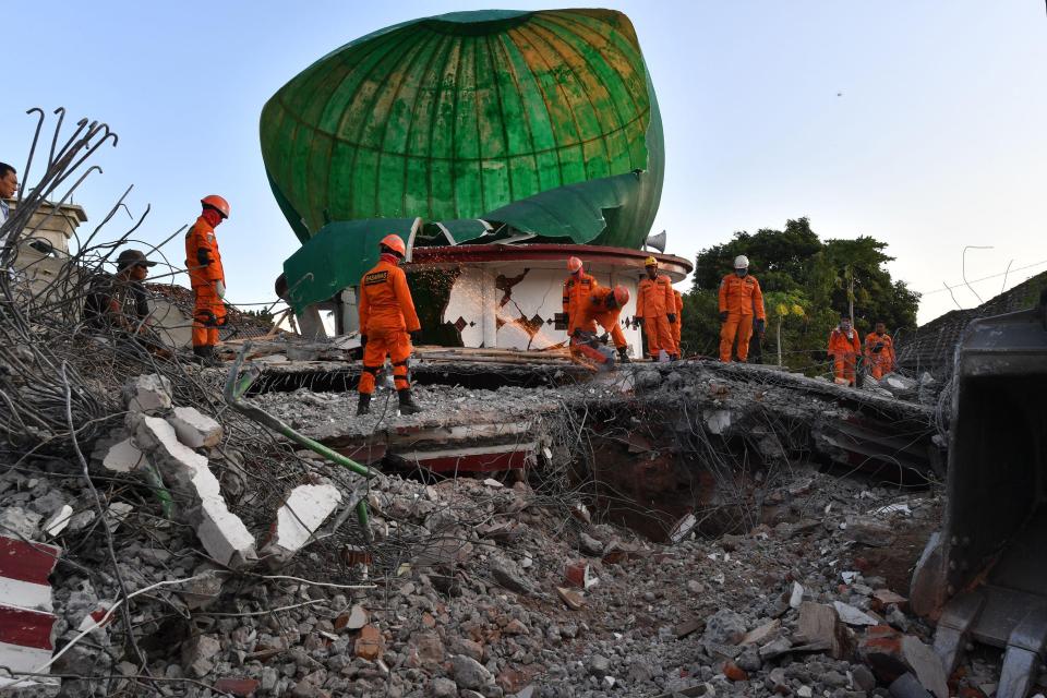  Indonesian search and rescue crews work on a collapsed mosque in Tanjong, North Lombok