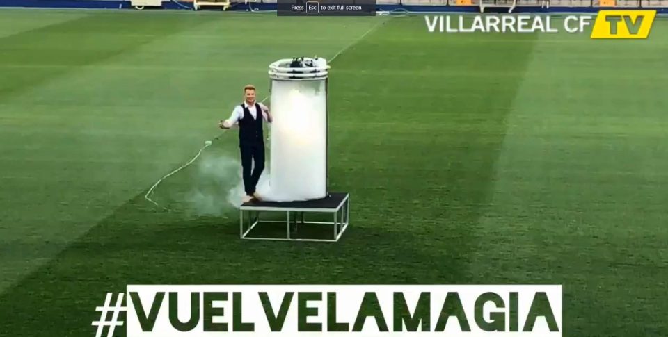  The magician welcomed the Villarreal crowd, as the glass tube began to fill with smoke