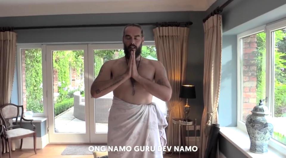  Russell Brand tells his online yoga pupils to breathe in like they are smoking crack cocaine