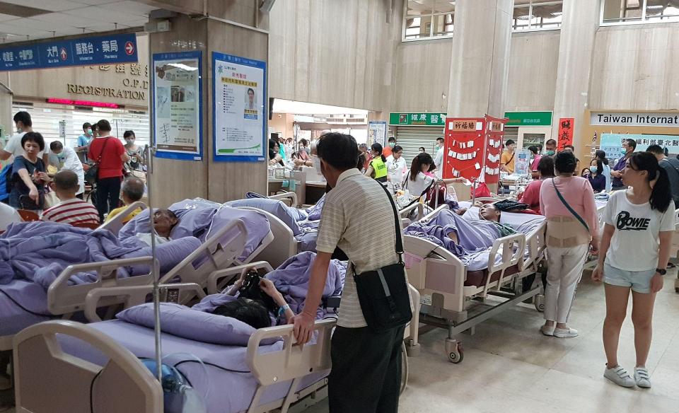  Patients were left in the lobby of the New Taipei City hospital after a fire erupted on the seventh floor