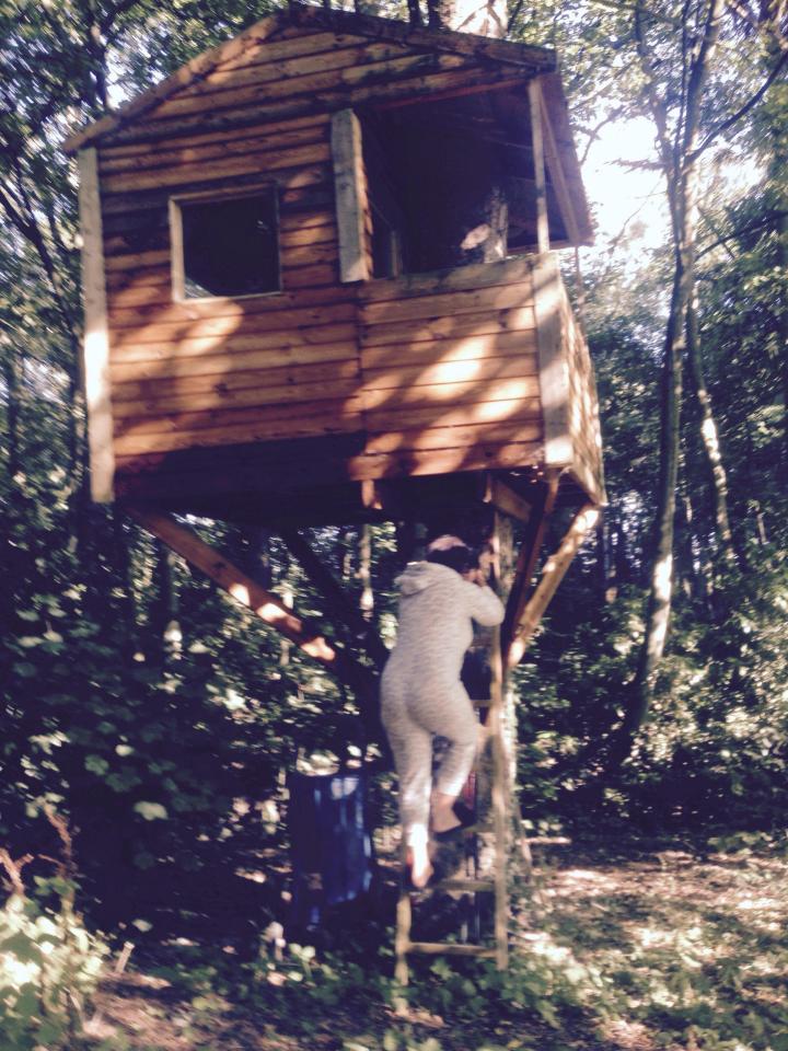  Lisa Appleton fears her tree house could be on the verge of collapse after packing her pals inside for a boozy party