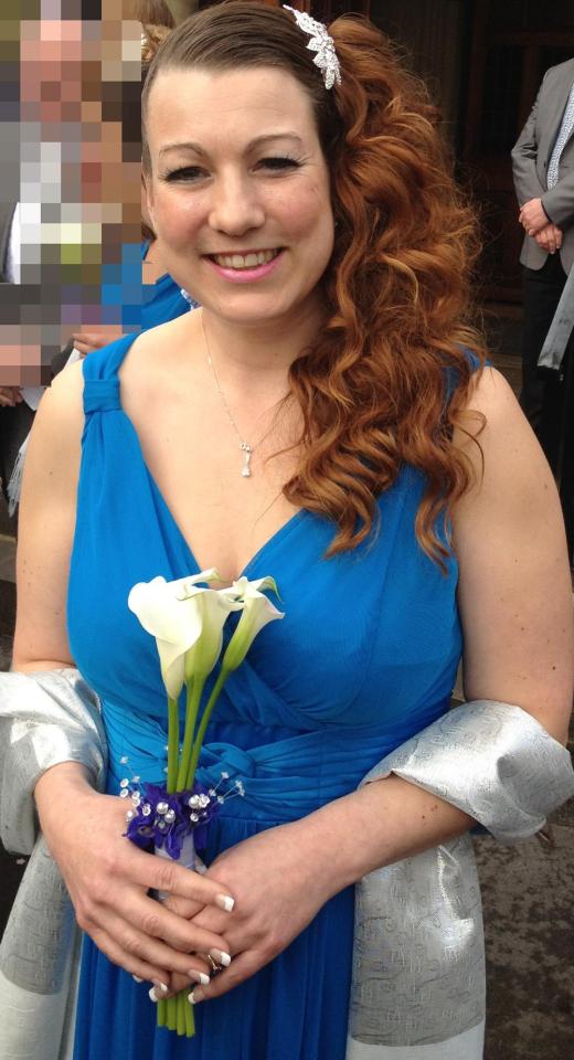  Sarah was a bridesmaid at a friend's wedding, before which she got a sunbed tan