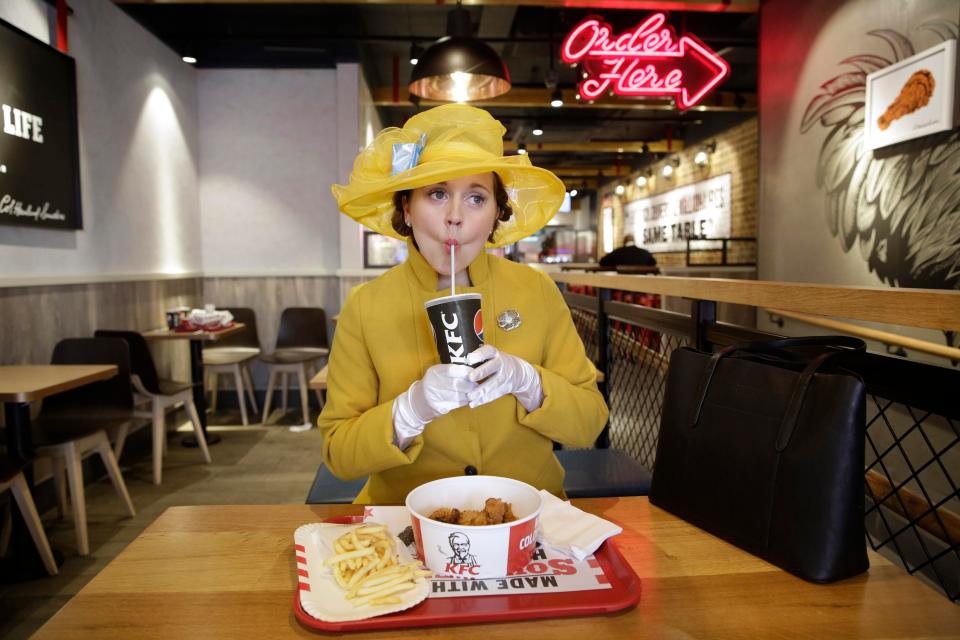  Fabulous reporter Lauren Windle enjoyed a right royal feast as she headed to KFC dressed like the Queen, complete with canary yellow hat and silk gloves