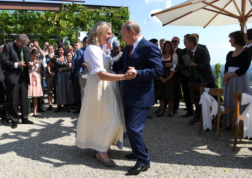  Austria's Foreign Minister Karin Kneissl dances with Russia's President Vladimir Putin at her wedding in Gamlitz