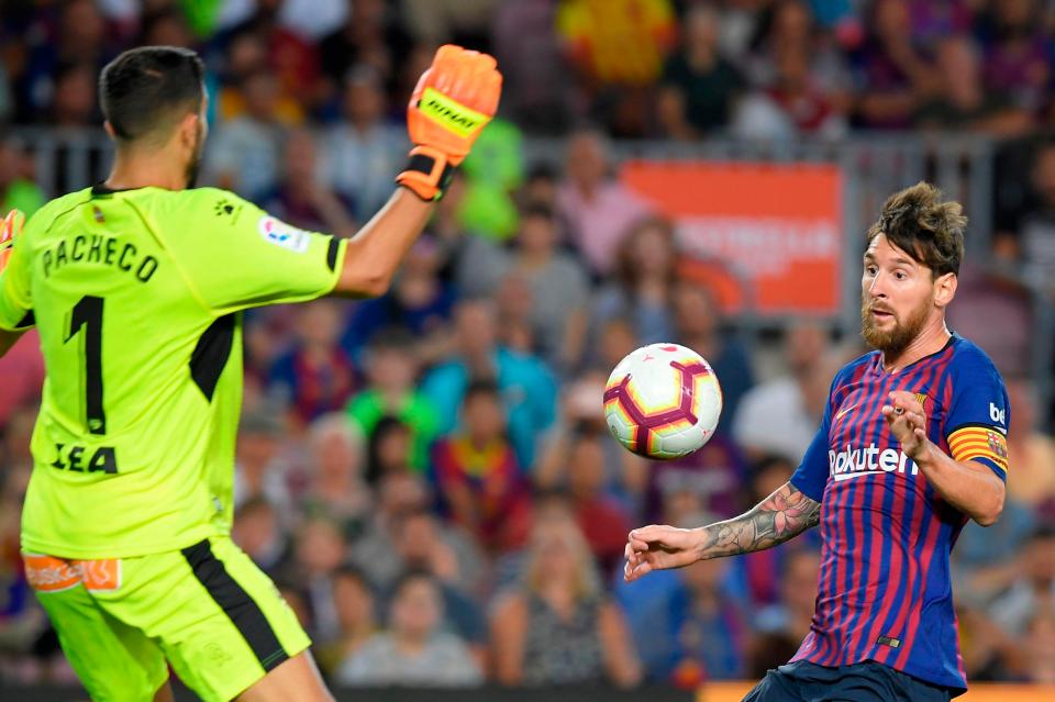  Alaves goalkeeper Fernando Pacecho was in fine form at the Nou Camp