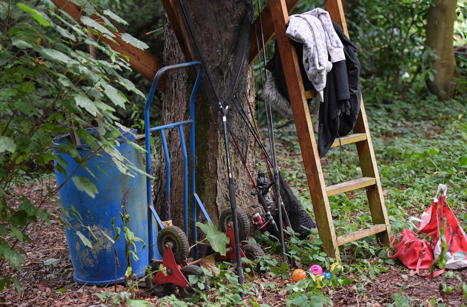  Lisa dried her clothes on the rungs of the ladder