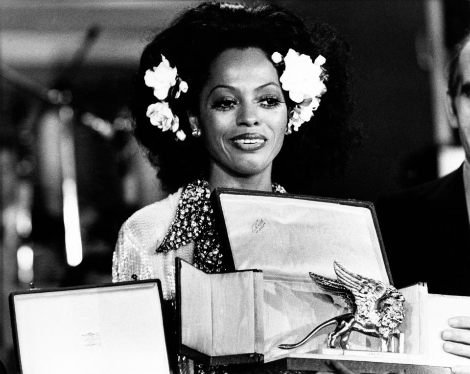  Diana Ross with the statue of the Golden Lion at the Venice Film Festival, during the award ceremony for the movie 'Lady Sings the Blues', 1972