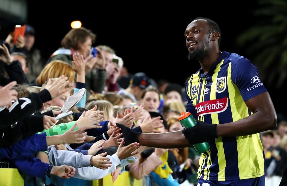  The legendary sprinter greeted the excited fans after the match