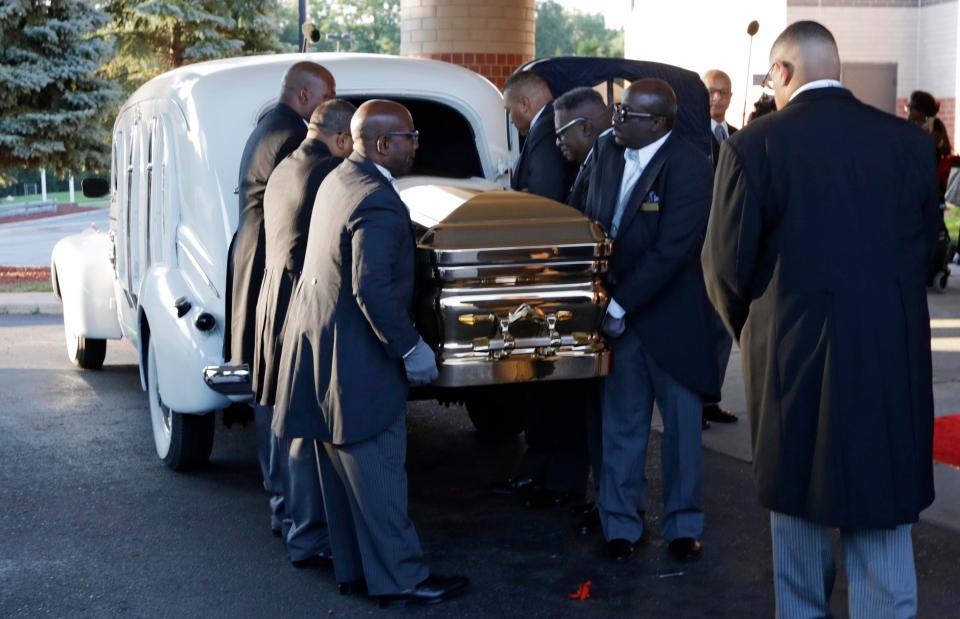  Pall bears take Aretha's coffin in for her glorious send off