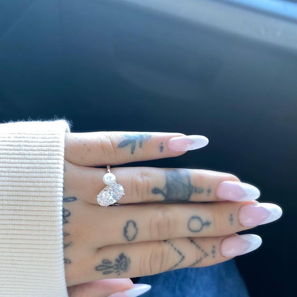  Ariana Grande showed off her incredible engagement ring after getting engaged