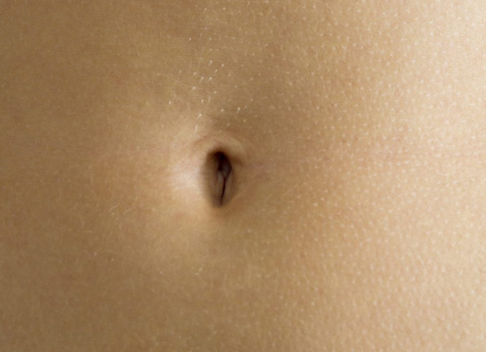 Vertical/oblong navel