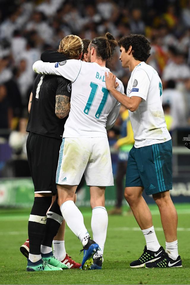  Gareth Bale consoles Loris Karius at full-time of the Champions League final