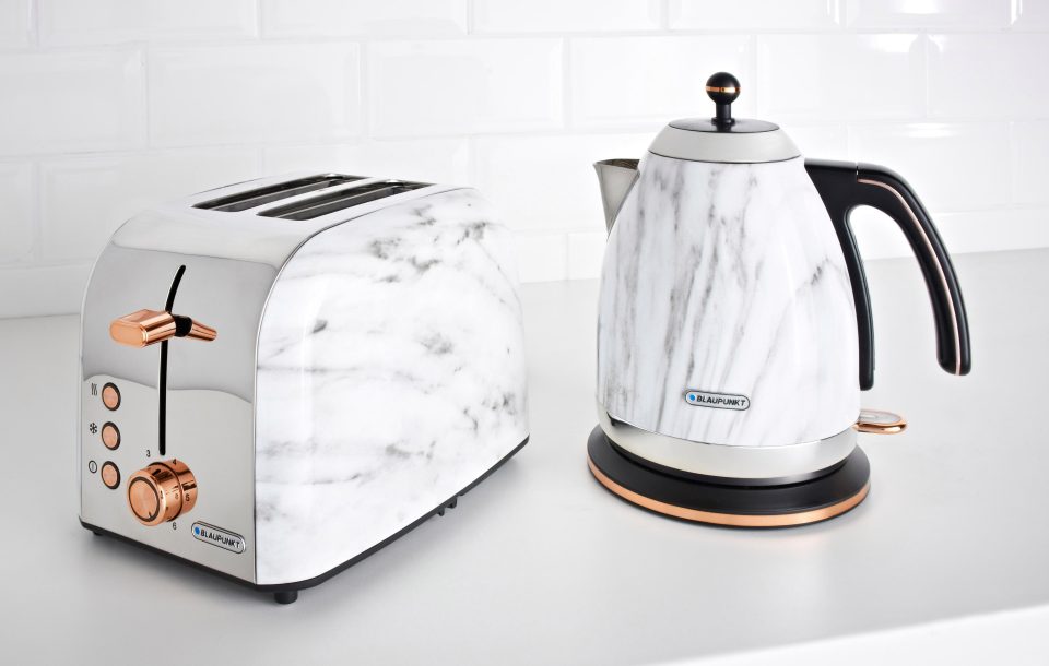  Complete the kitchen set with this toaster and kettle