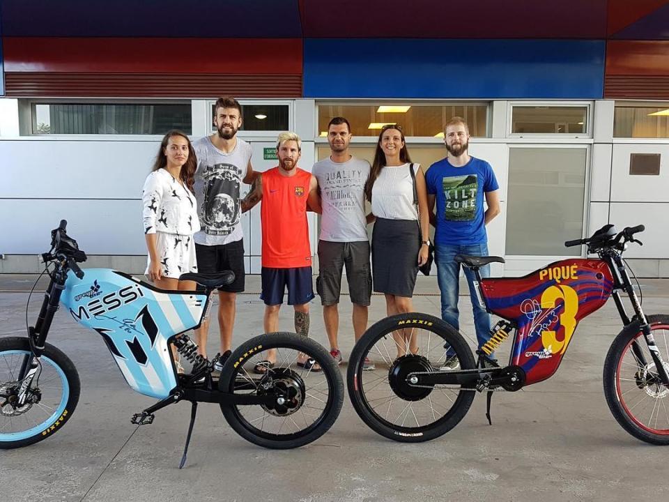  Lionel Messi and Gerard Pique receive their Greyp Bikes