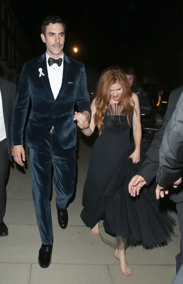  Isla Fisher ditched her shoes after the party