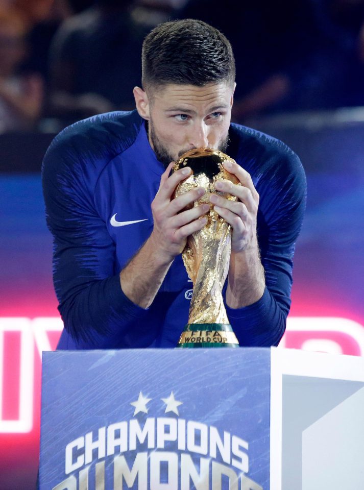 Olivier Giroud kisses the World Cup trophy after scoring against Holland