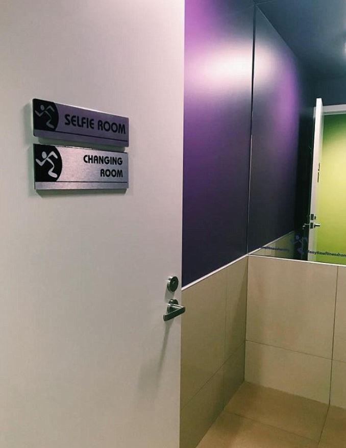  The gym's selfie room is specially designed to show off your physique in the best possible way