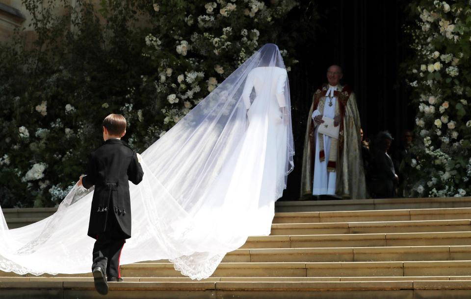  The silk tulle veil features a flower from all 53 Commonwealth countries