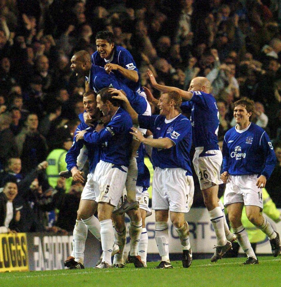  Duncan Ferguson scored the winner against Manchester United