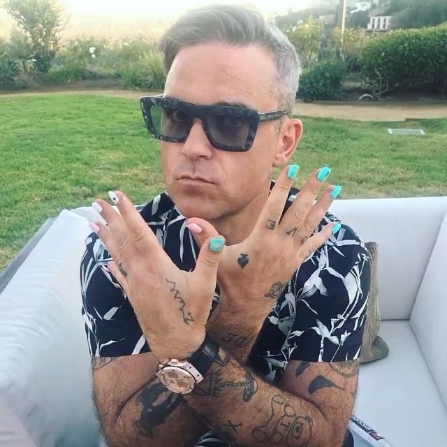  Robbie Williams tweeted pictures of the nail art work his daughter Teddy did — on him