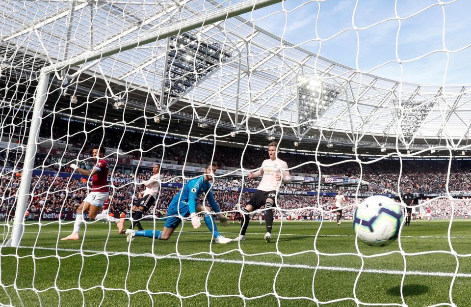  David De Gea is helpless to prevent Anderson firing West Ham into the lead