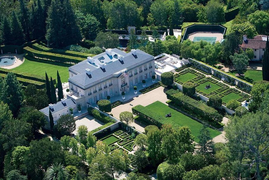  The 25,000 square foot mansion is up for sale for a whooping £190 million