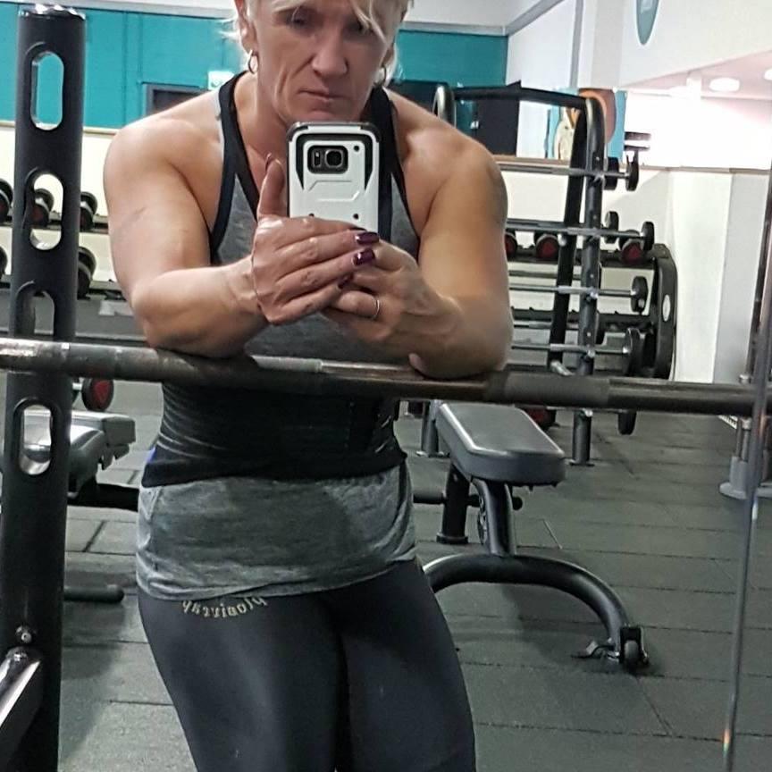  The 44-year-old snaps a selfie of her bulging biceps at the gym