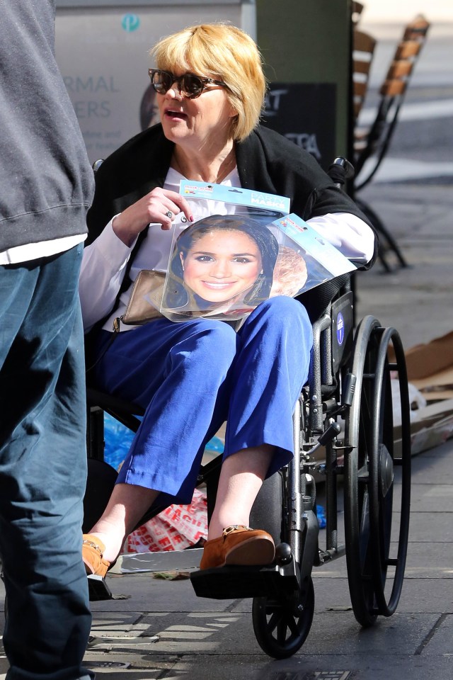 Samantha has travelled to the UK to try to speak to the Duchess of Sussex, buying a commemorative mask of her younger sister