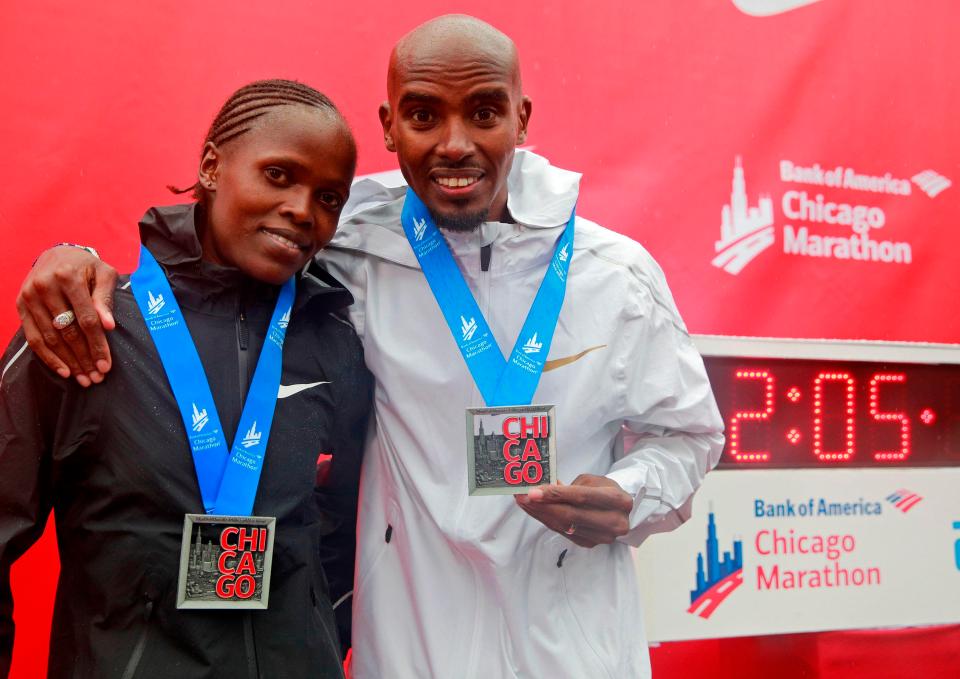  Farah poses with the winner of the women's race, Kenyan runner Brigid Kosgei