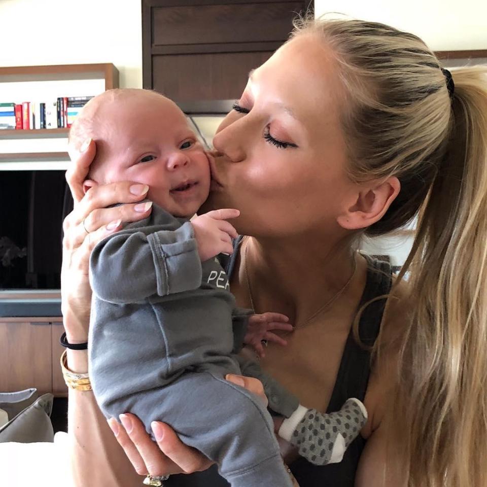  Anna Kournikova planted a kiss on their second twin